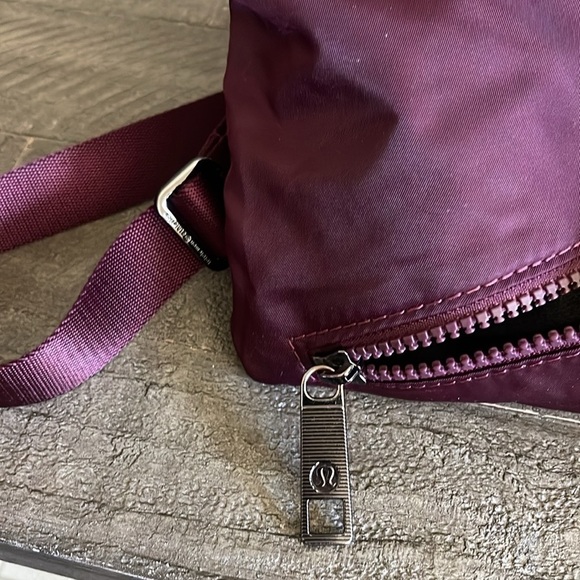 Lululemon Fast Track Belt Bag in 3L Dark
Adobe - Picture 9 of 9
